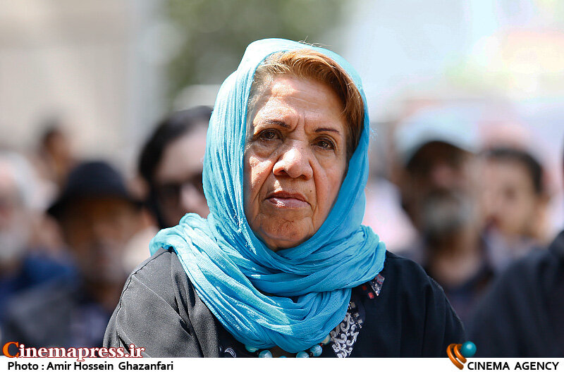 مشکل جدی معیشتی داریم/ متأسفانه آن هایی که باید ما را درک کنند و تدبیری برای رفع بحران از زندگیهای مان داشته باشند هیچ درکی از این اتفاق ندارند گیتی معینی در مراسم تشییع پیکر فریماه فرجامی