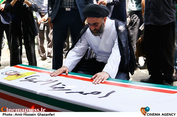 مراسم تشییع پیکر مرحوم <a href='https://sayeb.ir/tag/%d8%a7%d8%ad%d9%85%d8%af%d8%b1%d8%b6%d8%a7-%d8%a7%d8%ad%d9%85%d8%af%db%8c'></div>احمدرضا احمدی</a>