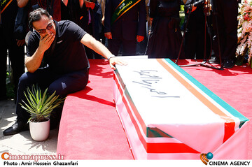کوروش سلیمانی در مراسم تشییع پیکر مرحوم احمدرضا احمدی