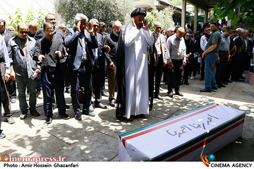 مراسم تشییع پیکر مرحوم <a href='https://sayeb.ir/tag/%d8%a7%d8%ad%d9%85%d8%af%d8%b1%d8%b6%d8%a7-%d8%a7%d8%ad%d9%85%d8%af%db%8c'></div>احمدرضا احمدی</a>