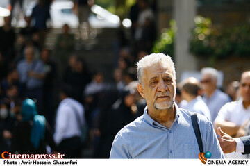<a href='https://sayeb.ir/tag/%d9%85%d8%b5%d8%b7%d9%81%db%8c-%d8%b1%d8%ad%d9%85%d8%a7%d9%86%d8%af%d9%88%d8%b3%d8%aa'></div>مصطفی رحماندوست</a> در مراسم تشییع پیکر مرحوم <a href='https://sayeb.ir/tag/%d8%a7%d8%ad%d9%85%d8%af%d8%b1%d8%b6%d8%a7-%d8%a7%d8%ad%d9%85%d8%af%db%8c'>احمدرضا احمدی</a>