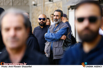 <a href='https://sayeb.ir/tag/%d9%85%d8%ad%d9%85%d8%af-%da%86%d8%b1%d9%85%d8%b4%db%8c%d8%b1'></div>محمد چرمشیر</a> در مراسم تشییع پیکر مرحوم <a href='https://sayeb.ir/tag/%d8%a7%d8%ad%d9%85%d8%af%d8%b1%d8%b6%d8%a7-%d8%a7%d8%ad%d9%85%d8%af%db%8c'>احمدرضا احمدی</a>