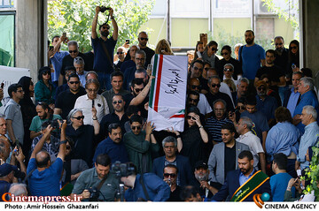 مراسم تشییع پیکر مرحوم <a href='https://sayeb.ir/tag/%d8%a7%d8%ad%d9%85%d8%af%d8%b1%d8%b6%d8%a7-%d8%a7%d8%ad%d9%85%d8%af%db%8c'></div>احمدرضا احمدی</a>