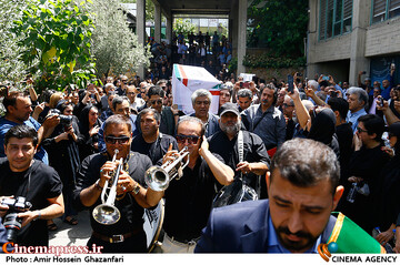 مراسم تشییع پیکر مرحوم <a href='https://sayeb.ir/tag/%d8%a7%d8%ad%d9%85%d8%af%d8%b1%d8%b6%d8%a7-%d8%a7%d8%ad%d9%85%d8%af%db%8c'></div>احمدرضا احمدی</a>