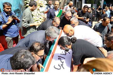مراسم تشییع پیکر مرحوم <a href='https://sayeb.ir/tag/%d8%a7%d8%ad%d9%85%d8%af%d8%b1%d8%b6%d8%a7-%d8%a7%d8%ad%d9%85%d8%af%db%8c'></div>احمدرضا احمدی</a>