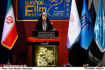 سخنرانی مهدیه سادات محور در مراسم اختتامیه نخستین جشنواره بین‌المللی فیلم حوا