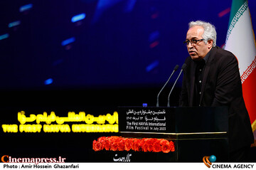 محمدحسین لطیفی در مراسم اختتامیه نخستین جشنواره بین‌المللی فیلم حوا