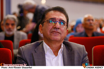 قادر آشنا در مراسم اختتامیه نخستین جشنواره بین‌المللی فیلم حوا