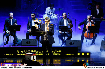 اجرای موسیقی توسط سالار عقیلی در مراسم اختتامیه نخستین جشنواره بین‌المللی فیلم حوا