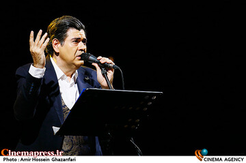 اجرای موسیقی توسط سالار عقیلی در مراسم اختتامیه نخستین جشنواره بین‌المللی فیلم حوا