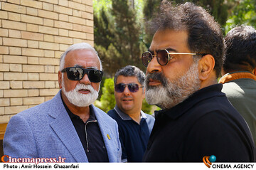غالمرضا موسوی و علی رویین تن در مراسم تشییع پیکر مرحوم خسرو امیرصادقی