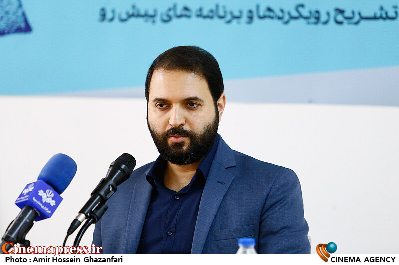 جشنواره هنرهای تجسمی نمیتواند گلخانهای صرفاً برای بررسی وضعیت هنرهای تجسمی کشور باشد و هیچ کمکی به اقتصاد هنر نکند محمد خراسانی زاده در نشست صمیمانه مدیرکل هنرهای تجسمی با اصحاب رسانه