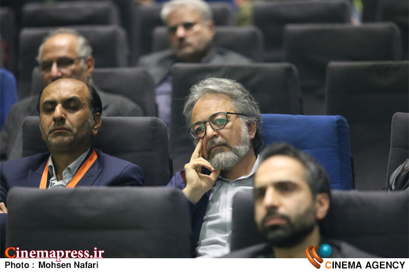 مشکل اصلی «اقتصاد سینمای مستند» این است که «پایداری» ندارد و در عمل «غیرواقعی» و «ناکارآمد» است/ «سینمای مستقل» یعنی تولید بدون وابستگی به «سرمایههای کلان دولتی» یا «خصوصی»! مشکل اصلی «اقتصاد سینمای مستند» این است که «پایداری» ندارد و در عمل «غیرواقعی» و «ناکارآمد» است/ «سینمای مستقل» یعنی تولید بدون وابستگی به «سرمایههای کلان دولتی» یا «خصوصی»!