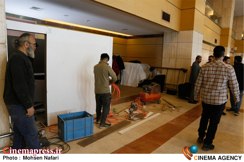 از شروع ساخت و ساز غرفهها و وضعیت شلخته و نامساعد «خانه جشنواره» تا غافلگیری اهالی رسانه با نمایش چهار فیلم کمکیفیت! نخستین روز از چهل و دومین جشنواره بین المللی فیلم فجر