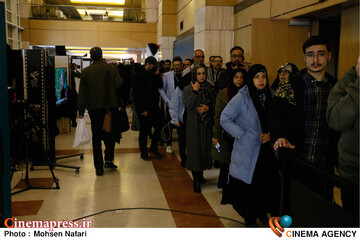 روز سوم از <a href='https://sayeb.ir/tag/%da%86%d9%87%d9%84-%d9%88-%d8%af%d9%88%d9%85%db%8c%d9%86-%d8%ac%d8%b4%d9%86%d9%88%d8%a7%d8%b1%d9%87-%d8%a8%db%8c%d9%86-%d8%a7%d9%84%d9%85%d9%84%d9%84%db%8c-%d9%81%db%8c%d9%84%d9%85-%d9%81%d8%ac%d8%b1'></div>چهل و دومین جشنواره بین المللی فیلم فجر</a>