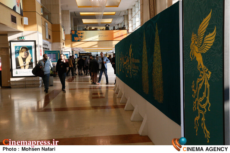 از تداوم شیوه غلط و بینظمی ادامهدار در اکران آثار تا اتفاقات مثبتی همچون «پخش فوتبال» و ظهور «آقای دبیر» در «خانه جشنواره»! روز سوم از چهل و دومین جشنواره بین المللی فیلم فجر؛ فجر فجر