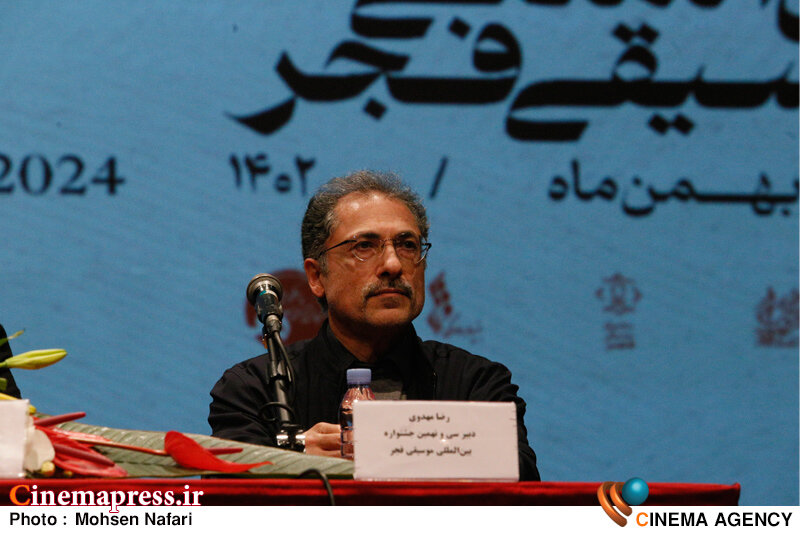 نگاه «فروش بلیت» برای «جشنواره موسیقی فجر» را نمیپسندم/«جامعه موسیقی» نباید «مردانه» تلقی شود/ بیشترین تحصیلکنندگان موسیقی «بانوان» هستند نشست خبری سی و دومین جشنواره بین المللی موسیقی فجر؛ رضا مهدوی