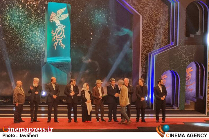 «سیمرغ بهترین کارگردانی» به «بهروز افخمی» رسید/ «مجنون» عنواندار «بهترین فیلم فجر چهل و دوم» شد!