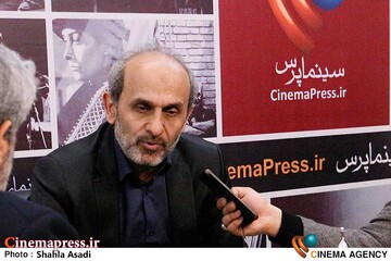 جبلی در غرفه سینماپرس در نمایشگاه مطبوعات