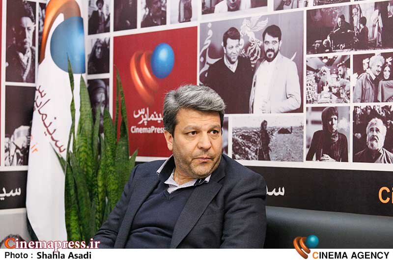 بازدید و گفتگوی صمیمی «ریاست سازمان سینمایی» با اهالی «سینماپرس» خزاعی در غرفه سینماپرس در نمایشگاه مطبوعات