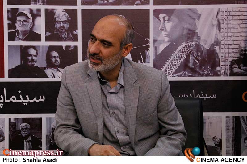 چنین ادعایی نداریم که توانمندی این را داریم که هر کسی هر تخلفی کرد با آن مقابله کنیم/ ممنوعیت فقط بستن یک سکو محسوب نمیشود غرفه سینماپرس در نمایشگاه مطبوعات؛ سعید مقیسه