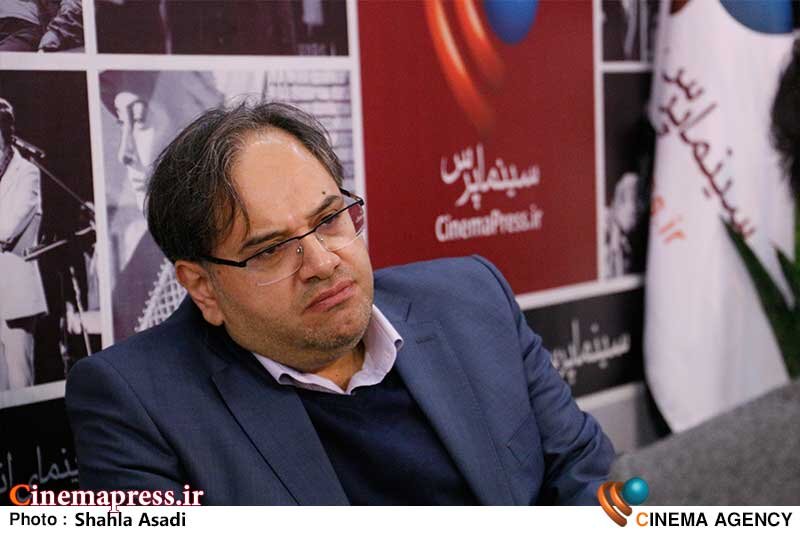 امیدوارم از روز گذشته ۲۱ مرداد ماه دیگر شاهد حضور دستفروشان در اطراف «تئاترشهر» نباشیم غرفه سینماپرس در نمایشگاه مطبوعات؛ حمید نیلی