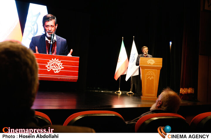 فیض: دوستان در «هیئت علمی» بارها مطرح کردند که ما چندان به سراغ کسانی که وظیفه ذاتی‌شان «پاسداری از زبان فارسی» است نمی‌رویم