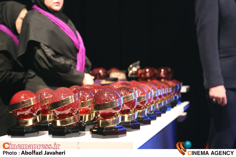 تندیس طلایی به «در سایه سرو» رسید/ «آوازهای جنگل» بهترین اثر با موضوع کودک و نوجوان شد مراسم اختتامیه سیزدهمین جشنواره بینالمللی پویانمایی تهران