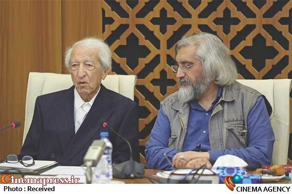 روند شکلگیری «سازمان صداوسیما» مفهومیبرخاسته از «نظام امتی» است/ یک نظام رسانهای نمیتواند در میانه راه تغییر هویت دهد روند شکلگیری «سازمان صداوسیما» مفهومیبرخاسته از «نظام امتی» است/ یک نظام رسانهای نمیتواند در میانه راه تغییر هویت دهد