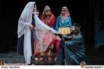 اجرای نمایشنامه‌های کلاسیک خارجی برای برخی اهالی تئاتر بدل به نوعی ژست شده و به همین علت سراغ نمایش‌های سنتی و فولکلور نمی‌آیند