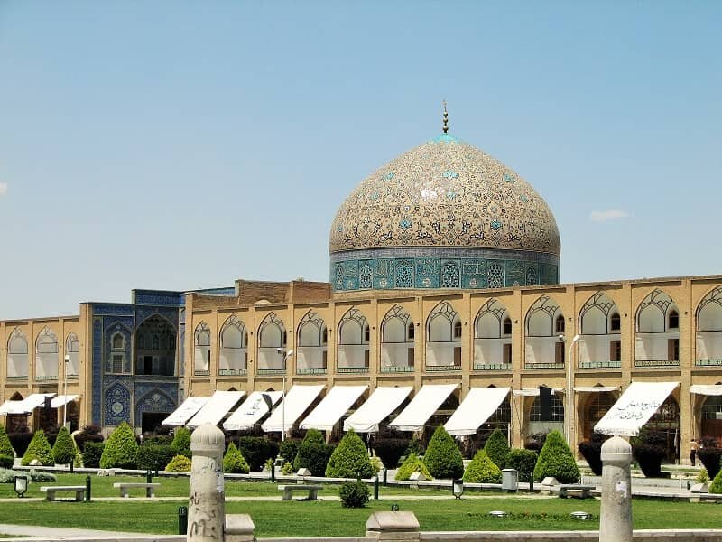 گنبد عظیم تاریخی «مسجد جامع عباسی» از حصار داربست‌ها پس از ۱۴ سال آزاد شد