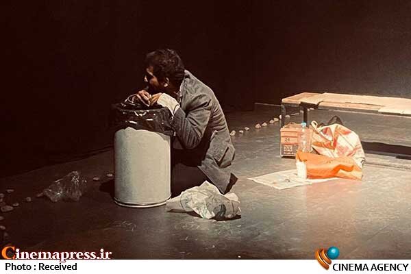 «روابط عمومیها» سعی میکنند به هر ترفندی شده مخاطب را جذب اثر کنند/ برخی گروههای تئاتری روابط پیچیده دارند و حمایت ویژه میشوند! نمایش «آخرین داستان بکت»