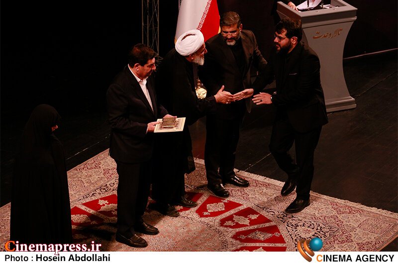 از «مشاور وزیر ارشاد» برای ساخت مستند در مورد «رئیس جمهور شهید» تقدیر و تجلیل شد! روضه اصحاب فرهنگ و رسانه