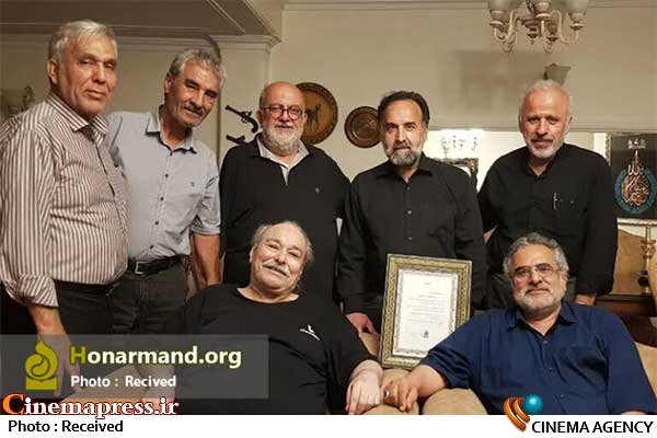 شمقدری: «محمد کاسبی» در سر سودای سفر با «سیمرغ» دارد تا در قاف هنر ایران بر قامت بلند «شهید سلیمانی» به تعظیم عظمتش سر خم کند و بر روح بلندش صدها درود بفرستد محمد کاسبی؛ جواد شمقدری