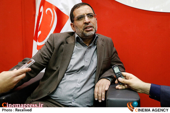 جای حضور یک «سخنگوی توانمند» و برخوردار از ظاهر مناسب که بتواند «روایت‌گر» پیروزی و اقتدار و توانمندی در «صحنه قوای نظامی» باشد بشدت خالی است!