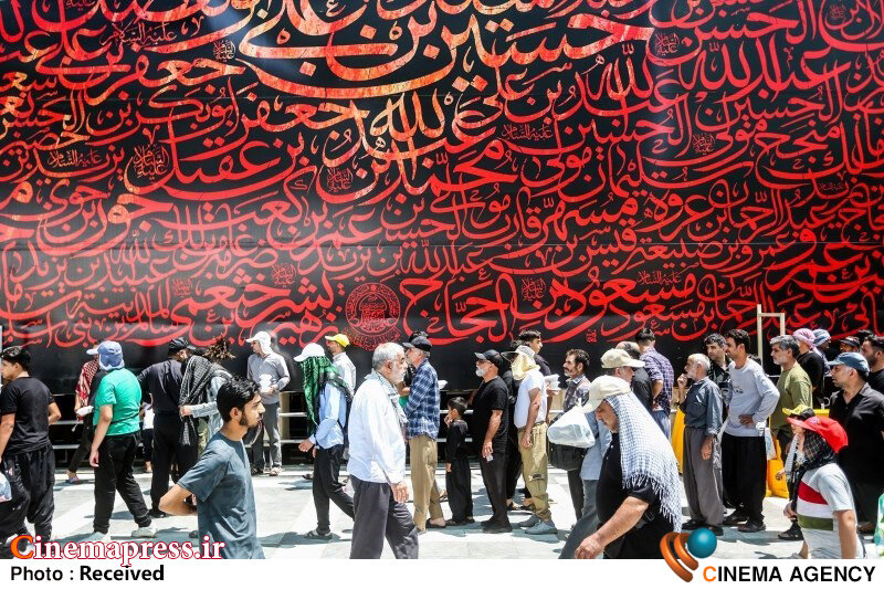 «پیراهن سیدالشهدا علیه السلام» که در روز عاشورا بر تن مبارک حضرت بود و مورد اصابت نیزهها و تیرها قرار گرفت به خودی خود «بزرگترین نماد عاشورا» است امام حسین علیه السلام؛ اربعین حسینی