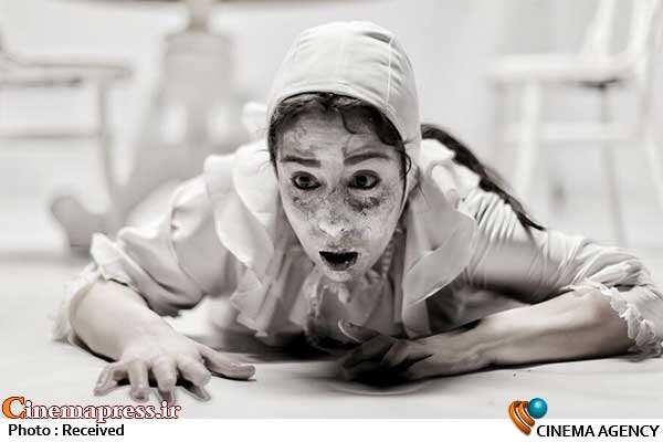 تئاترهایی که جوانان اغلب با سرمایههای شخصی تولید می کنند نیاز به حمایت بیشتری دارد نمایش «مادر و افلیج»