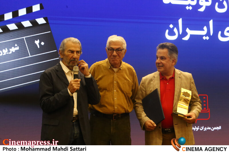 جشن با شکوه «مدیران تولید سینمای ایران» برگزار شد/ لوح زرین «بهترین مدیر تولید سال» به «رضا زنجانیان» رسید جشن با شکوه «مدیران تولید سینمای ایران» برگزار شد/ لوح زرین «بهترین مدیر تولید سال» به «رضا زنجانیان» رسید
