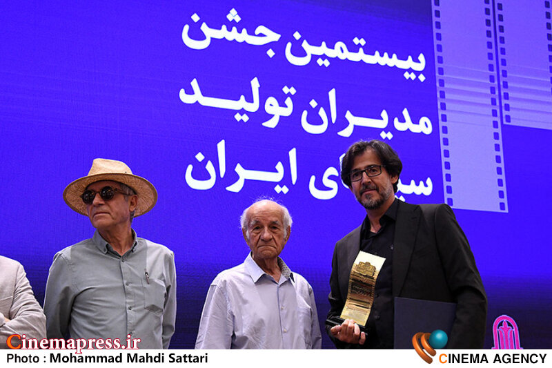 جشن «مدیران تولید سینمای ایران» برگزار شد/ لوح زرین «بهترین مدیر تولید سال» به «رضا زنجانیان» رسید جشن «مدیران تولید سینمای ایران» برگزار شد/ لوح زرین «بهترین مدیر تولید سال» به «رضا زنجانیان» رسید