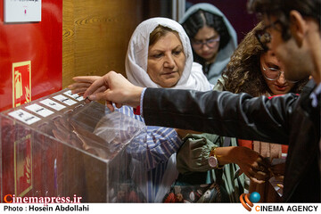 پنجمین روز «<a href='https://sayeb.ir/tag/%da%86%d9%87%d9%84-%d9%88-%db%8c%da%a9%d9%85%db%8c%d9%86-%d8%ac%d8%b4%d9%86%d9%88%d8%a7%d8%b1%d9%87-%d8%a8%db%8c%d9%86%d8%a7%d9%84%d9%85%d9%84%d9%84%db%8c-%d9%81%db%8c%d9%84%d9%85-%da%a9'></div>چهل و یکمین جشنواره بینالمللی فیلم کوتاه تهران</a>»