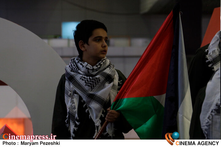 از حضور گروه سرودی که آوای حمایت از «غزه و لبنان» را به خانه جشنواره آورد تا رونمایی از دستاورد فمینیستی «اوج» و اثر چرک و سیاه «مرکز گسترش»