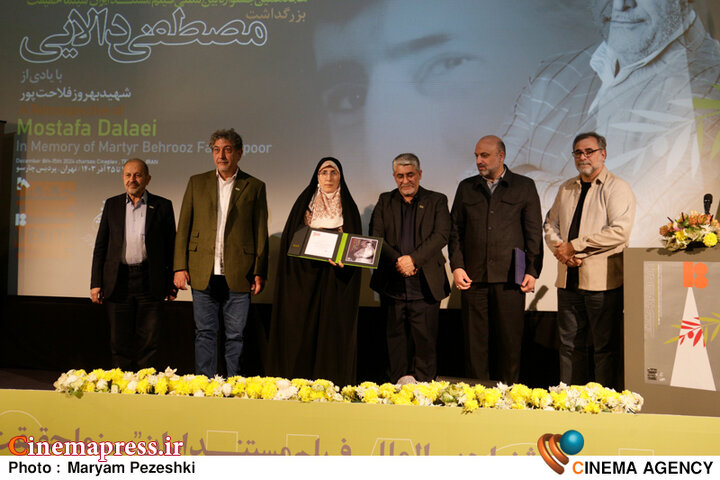 از حضور گروه سرودی که آوای حمایت از «غزه و لبنان» را به خانه جشنواره آورد تا رونمایی از دستاورد فمینیستی «اوج» و اثر چرک و سیاه «مرکز گسترش»