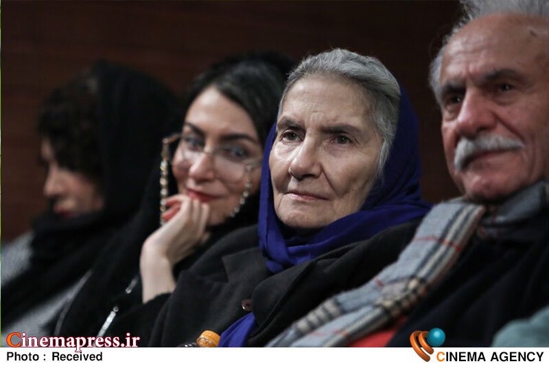 مهم این است که «کارگردان» بازیگر را اذیت نکند و اجازه دهد «بازیگر» بهترین عملکرد خود را ارائه دهد مهم این است که «کارگردان» بازیگر را اذیت نکند و اجازه دهد «بازیگر» بهترین عملکرد خود را ارائه دهد