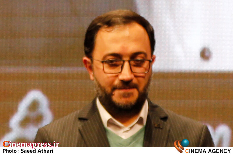 اگر بخواهیم یک کار بنیادین در حوزه «سرود» انجام بدهیم باید در بحث تولیدات «شعر» و «متن سرود» سرمایهگذاری جدی کنیم اختتامیه جشنواره فیلم رشد؛ حامد علامتی