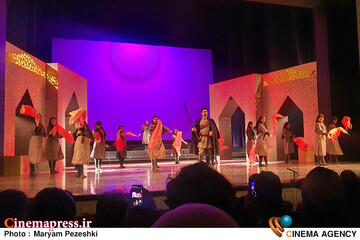 روز پنجم <a href='https://sayeb.ir/tag/%d8%ac%d8%b4%d9%86%d9%88%d8%a7%d8%b1%d9%87-%d8%aa%d8%a6%d8%a7%d8%aa%d8%b1-%d9%81%d8%ac%d8%b1'></div>جشنواره تئاتر فجر</a> تالار وحدت 7 بهمن 1403