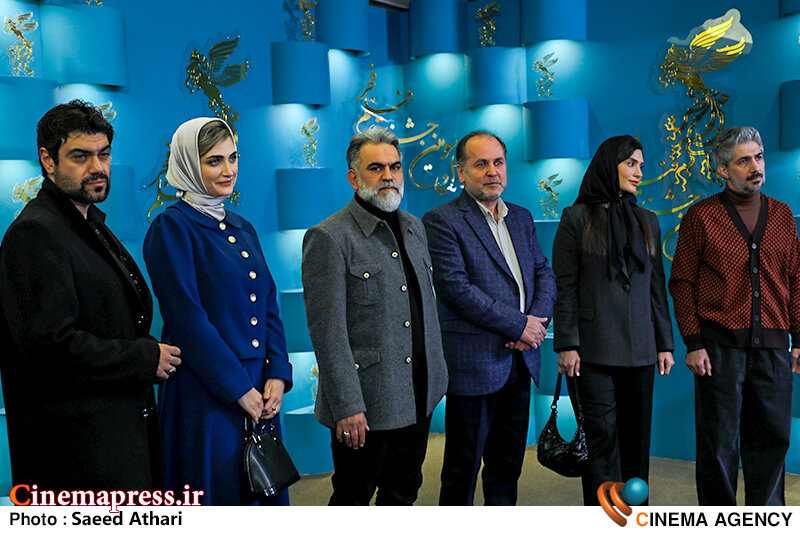 علی غفاری: به دنبال نشان دادن قهرمان بودیم/ هلیکوپتر نماد عزت، شرف بود علی غفاری: به دنبال نشان دادن قهرمان بودیم/ هلیکوپتر نماد عزت، شرف بود