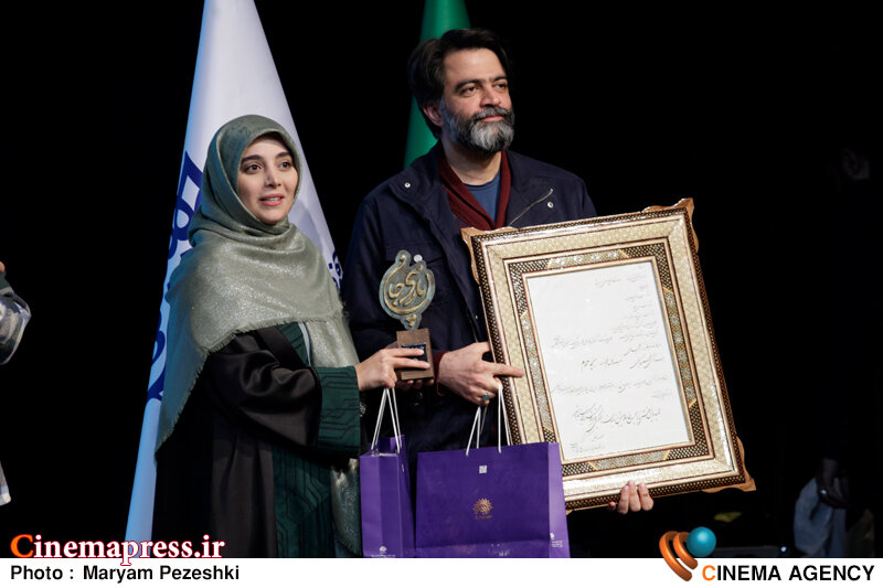 «بچه مردم» صاحب جایزه نقدی ۵۰ میلیون تومانی و نشان این دوره «پارسیجان» شد اهدای نشان و جایزه پارسی جان 27 بهمن 1403