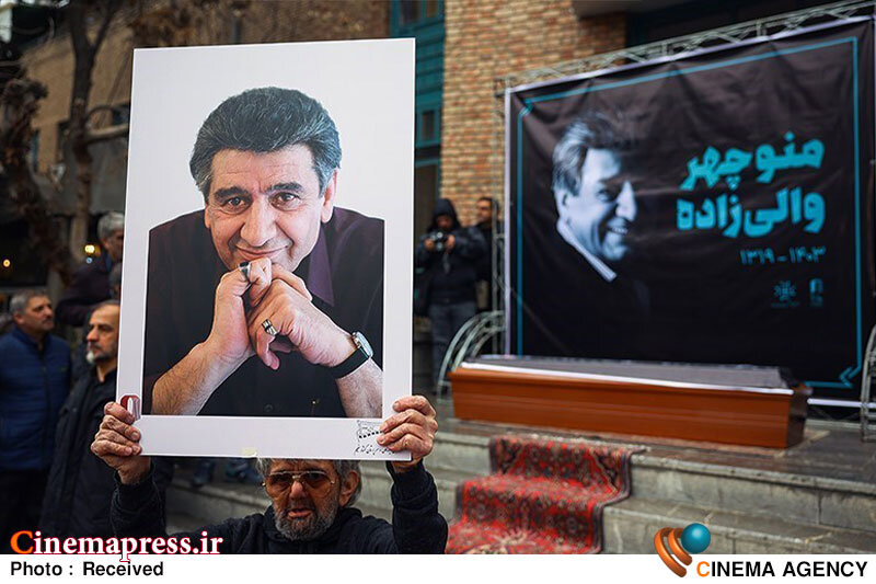 مطمئنزاده: بسیاری از بازیگران با صدای «والیزاده» شناخته شدند/ نسلهایی در ایران با صدای او رشد کردند. مطمئنزاده: بسیاری از بازیگران با صدای «والیزاده» شناخته شدند/ نسلهایی در ایران با صدای او رشد کردند.
