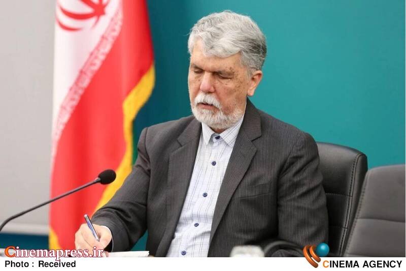 در روزگاری که «هیاهوی تصویر» صدای واژه را میشکند «اهالی رسانه» چراغ را در دست گرفته است/ جشنواره «کتاب» و «رسانه» تجلی دو پیوند اساسی میان «کتاب» و «رسانه» است سید عباس صالحی