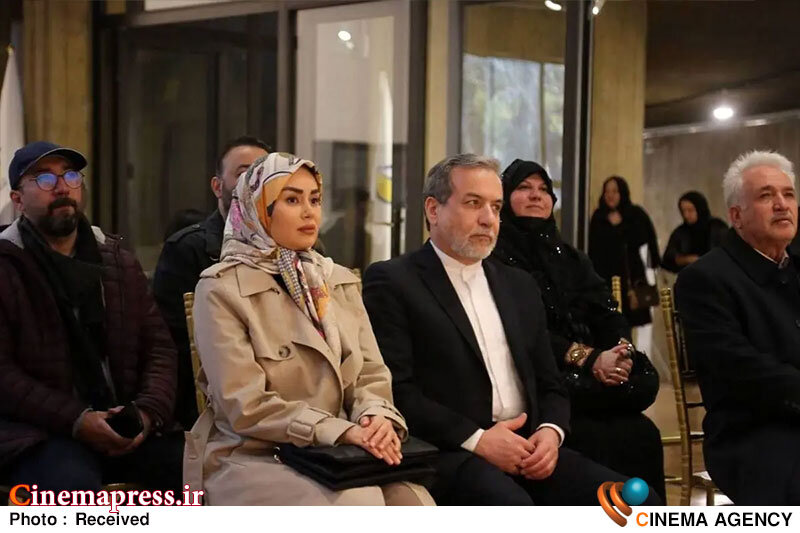«وزیر امور خارجه» به بازدید از نمایشگاههای «و اکنون زندگی…» و «کمی بیا نزدیکتر» رفت سید عباس عراقچی